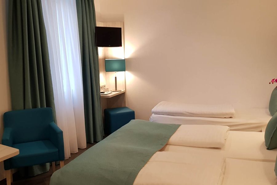 Dreibettzimmer im Hotel Budapester Hof