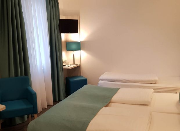 Dreibettzimmer im Hotel Budapester Hof